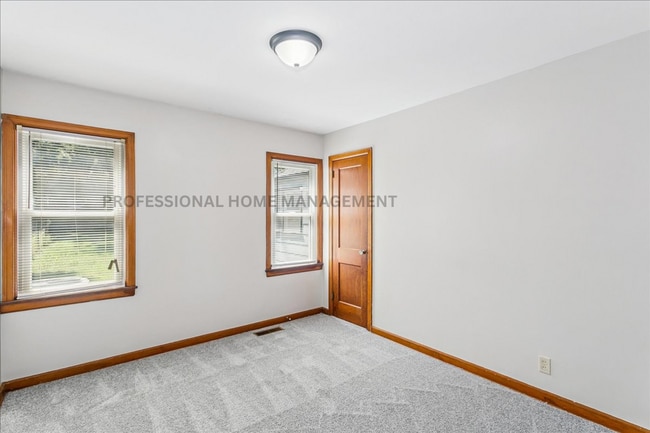 Building Photo - Charming 3 bedroom 1 bath home with 2 garages! Move In Special- 1/2 off of 1st full month's rent!