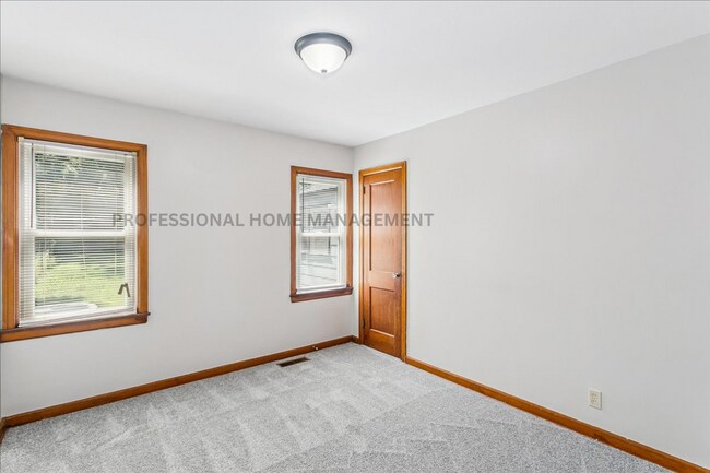 Building Photo - Charming 3 bedroom 1 bath home with 2 garages!