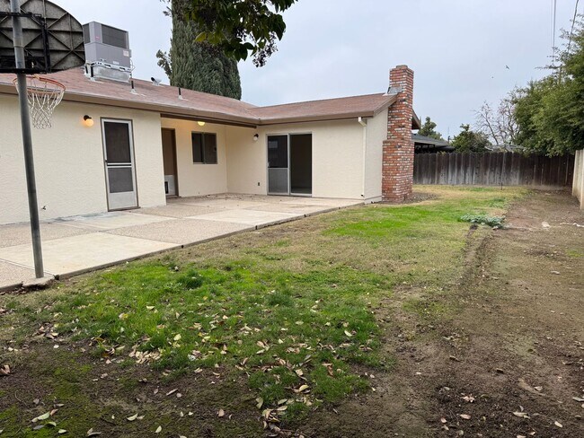 Building Photo - 1586 Hawthorne Dr