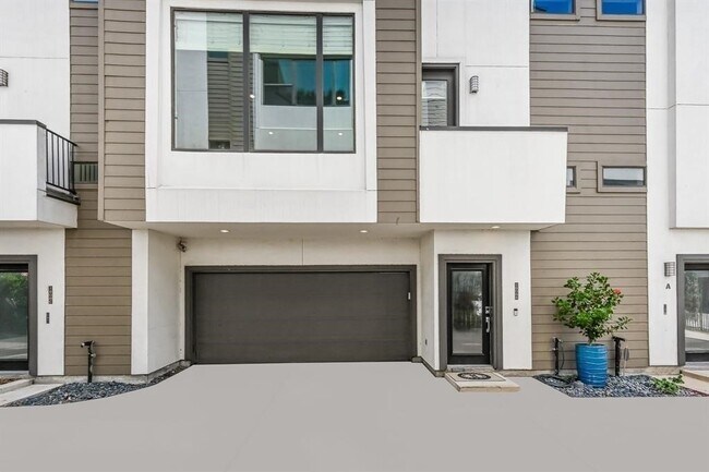 Building Photo - 1608 W Webster St