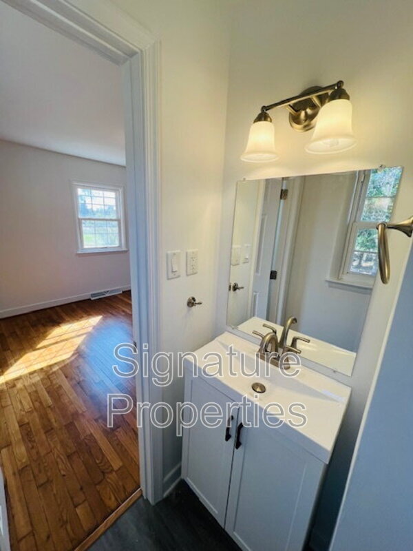 Building Photo - 211 Deerfield Dr