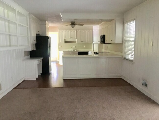 Building Photo - Forest Acres