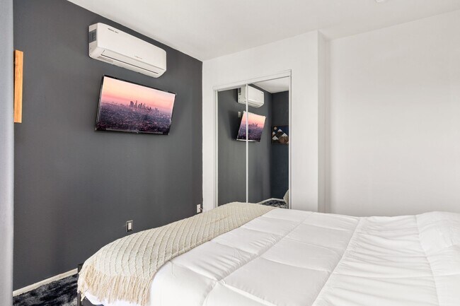 Building Photo - 10777 Ashton Ave