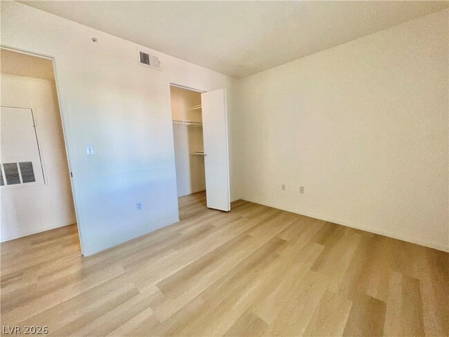 Building Photo - 950 Seven Hills Dr