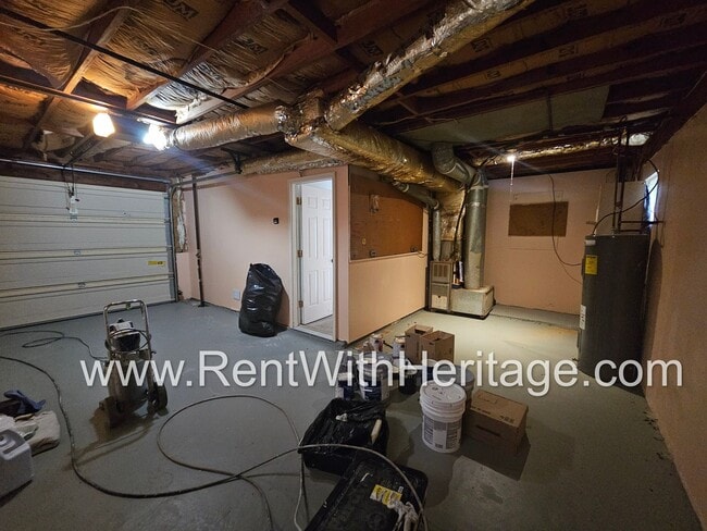 Building Photo - Amazing 4 Bedroom/ 2 Bath Home / Bonus Roo...