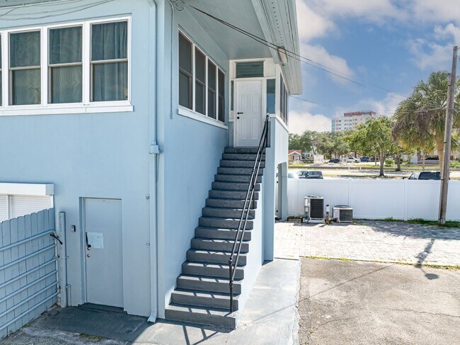 Building Photo - 1008 E Strawbridge Ave