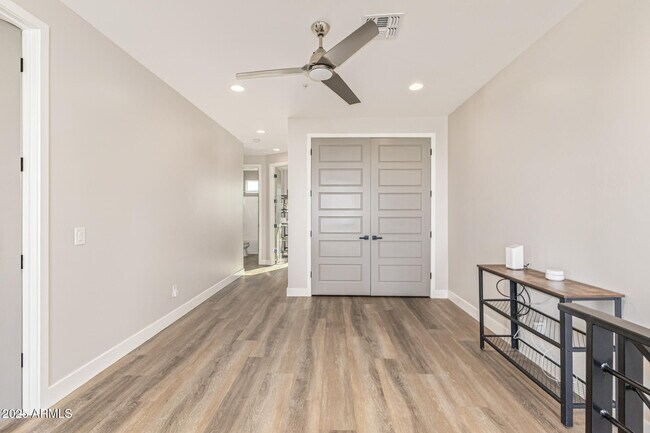 Building Photo - 2315 E Pinchot Ave