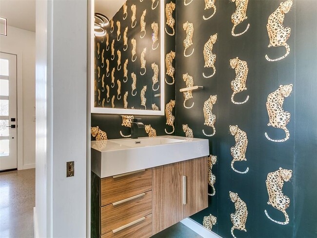 Building Photo - 605 N Idaho Ave