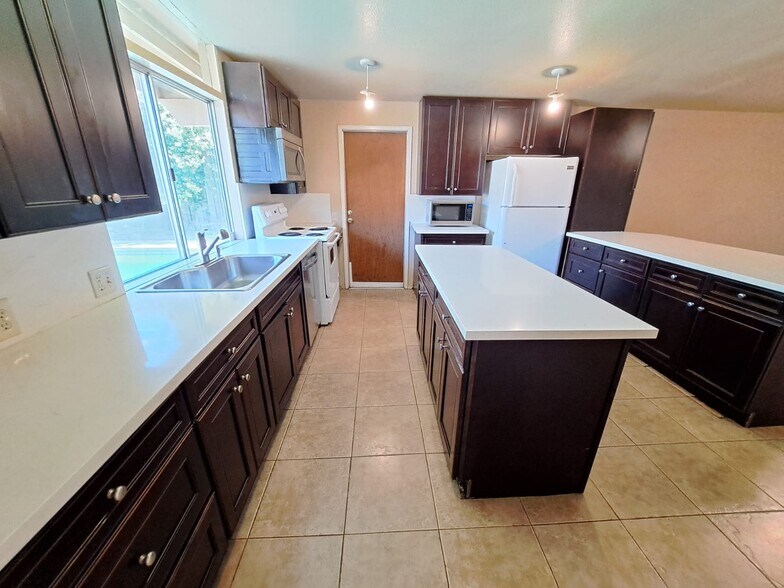 Building Photo - 1312 Toyon Plz