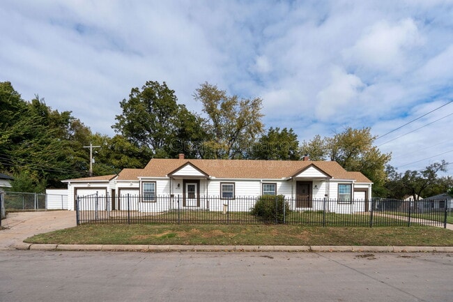 Building Photo - 4722 E Elm St