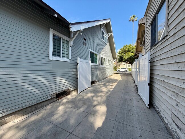 Building Photo - 346 W California Ave
