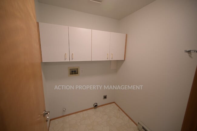 Building Photo - 2 bed, 2 bath, 1 car garage- water, sewer and yard care included!