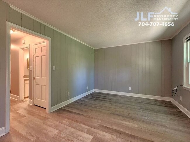 Building Photo - Spacious 3 Bed/2.5 Bath Duplex With Basement.
