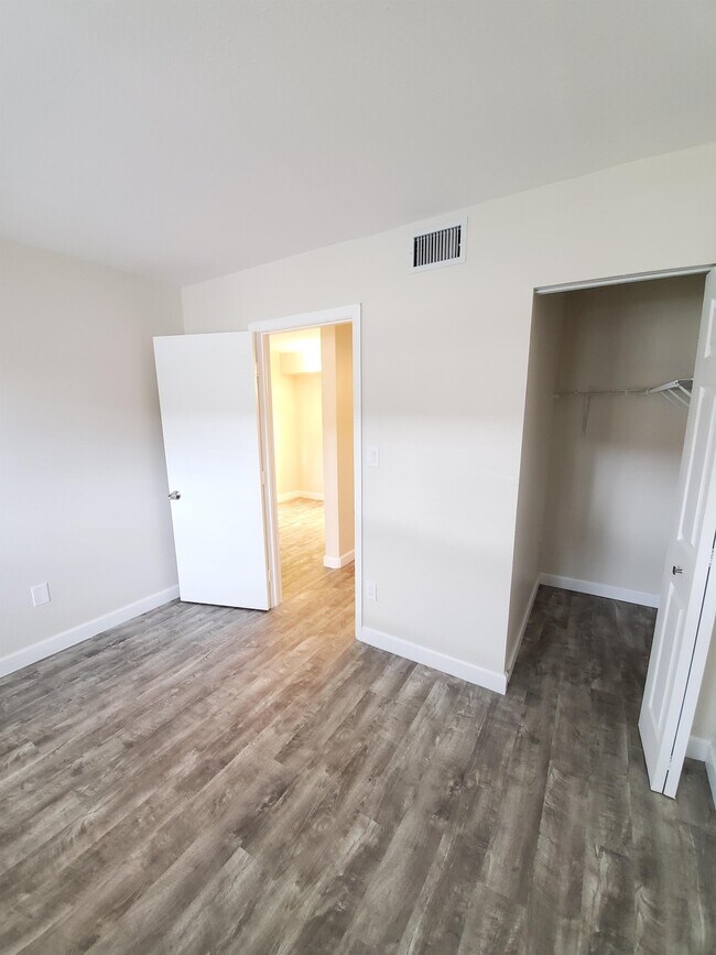 Building Photo - 6040 Shaker Wood Cir