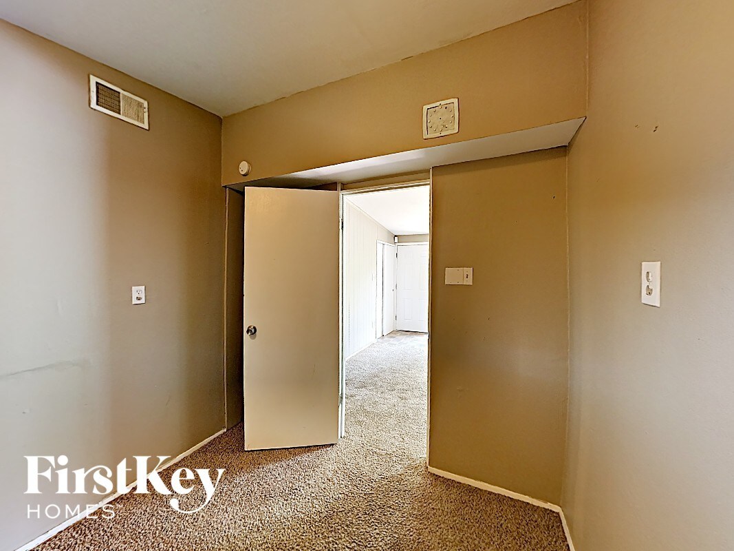 Building Photo - 805 Robinwood Dr