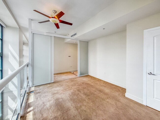 Building Photo - Stunning 2B+Den/2BA Condo in Downtown San ...