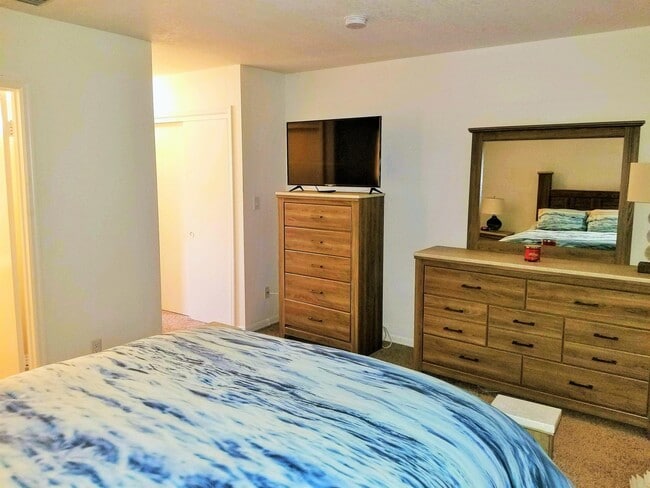 Building Photo - 169 Pompano Dr SE