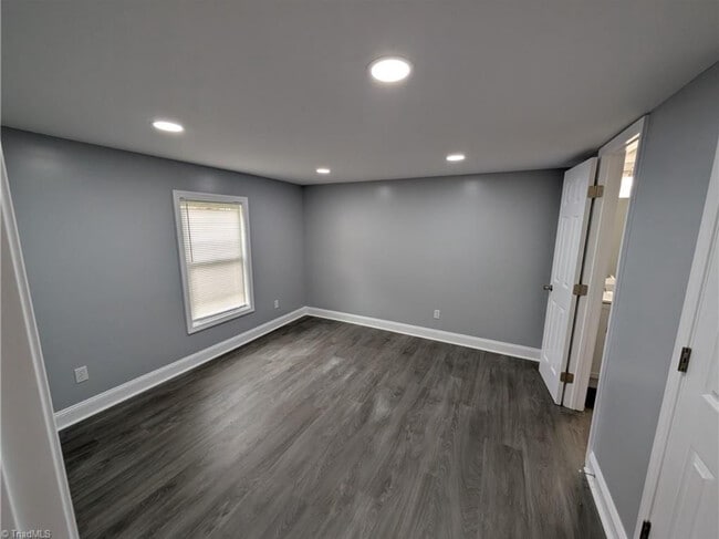 Building Photo - 344 Wilshire Dr