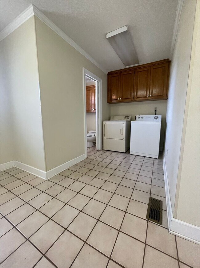 Building Photo - Spacious country home for lease