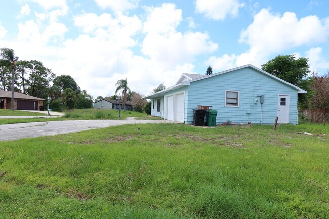 Building Photo - 601 SE Polynesian Ave