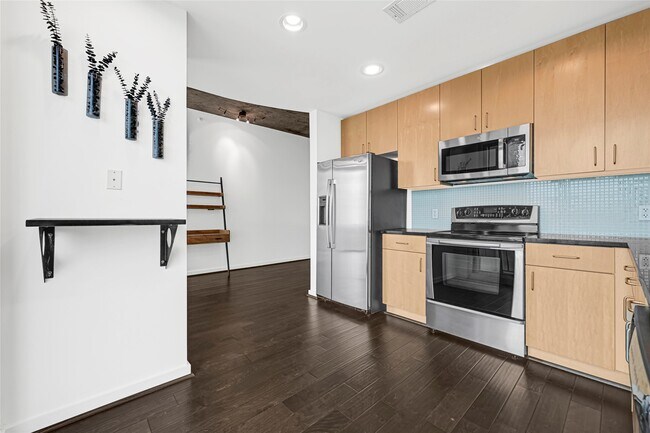 Building Photo - 5925 Almeda Rd