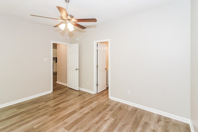 Building Photo - 495 Oakland Hills Dr