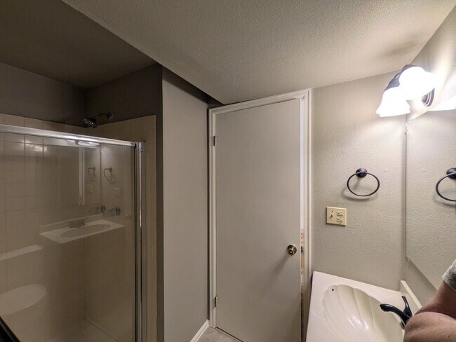Building Photo - 2128 Beacham Dr