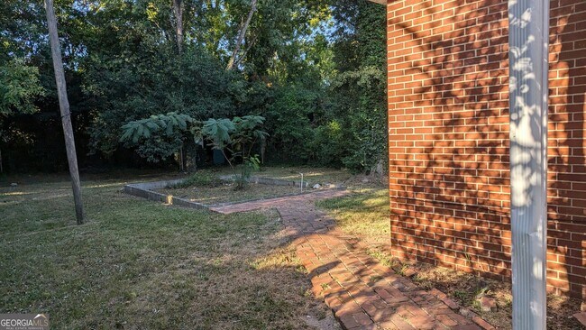 Building Photo - 830 Beddingfield Ave