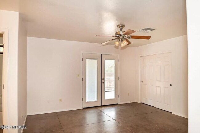Building Photo - 3 bedroom 2 bath home with washer and dryer.