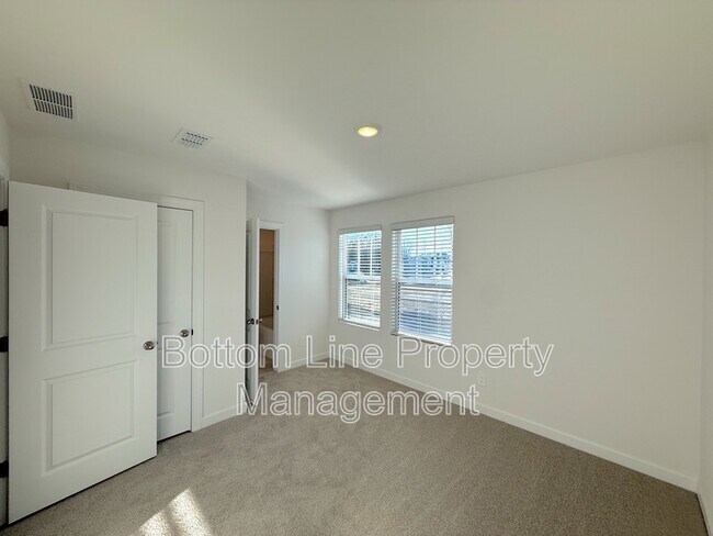 Building Photo - 8024 Hidden Spgs Trl