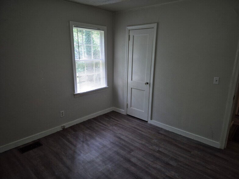 Building Photo - 3251 Meadow Ln