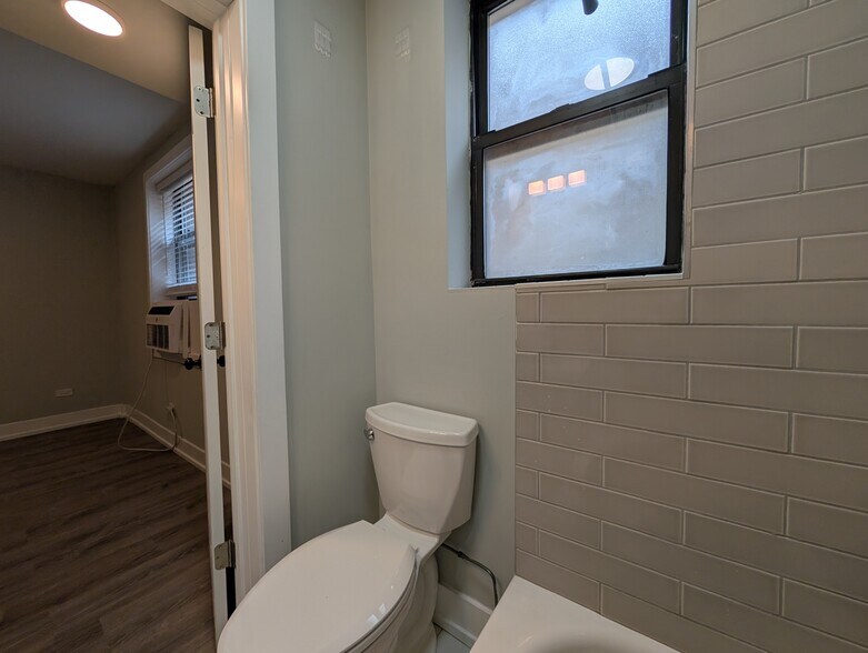 Building Photo - 515 W Belmont Ave