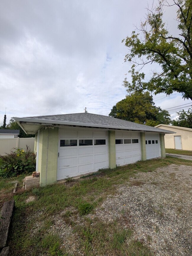 Building Photo - 208 Crescent St