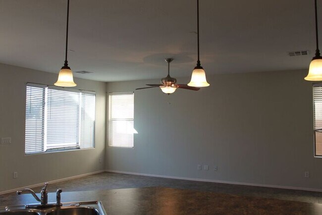 Building Photo - 3 Bedroom in Lyons Gate!