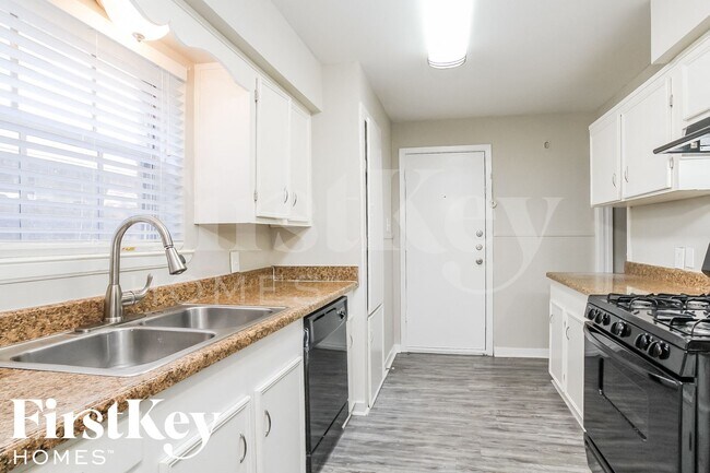 Building Photo - 13322 Oak Leaf Ln