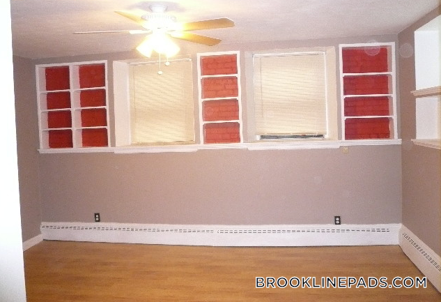 Building Photo - 1064 Beacon St