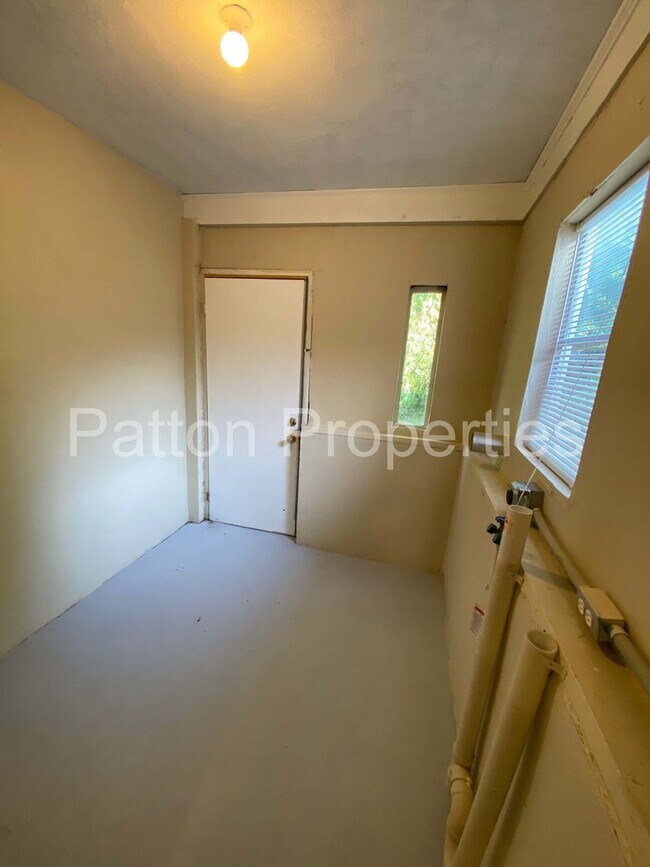 Building Photo - 1013-1015 Munsen Springs Dr - Inside CoC - R16501-02-14