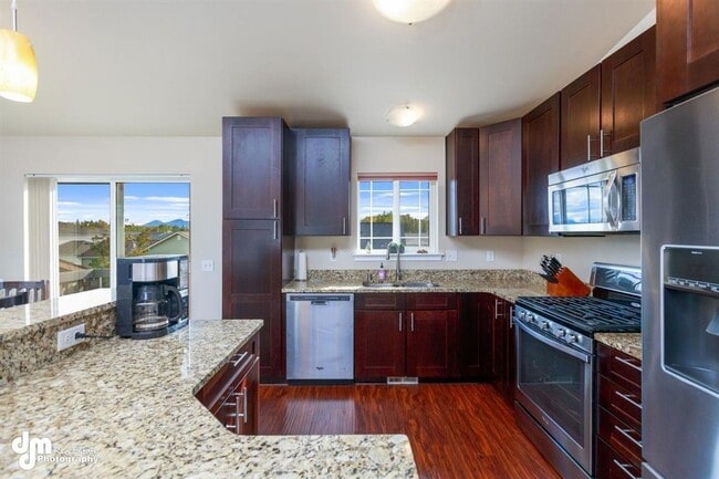 Building Photo - Gorgeous 4 Bedroom Home in West Park!