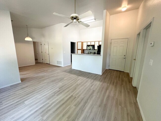 Building Photo - Fully renovated 2nd floor apartment available soon!