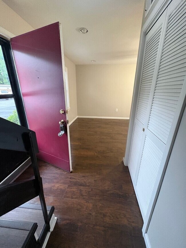 Building Photo - Lovely 3 bedroom Town Home with Fresh Paint and New Flooring Upstairs!! East North Street Area