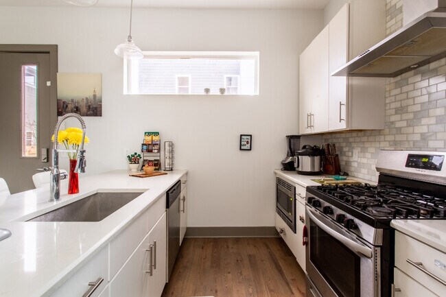 Building Photo - 1044 2nd Ave S