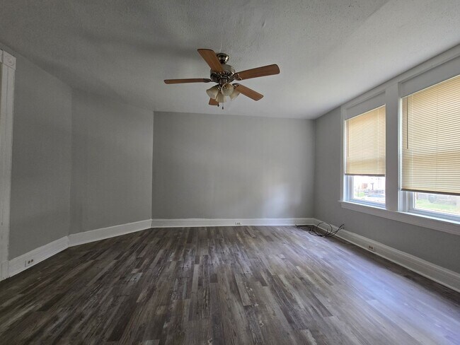 Building Photo - Convenient to Downtown and UC!