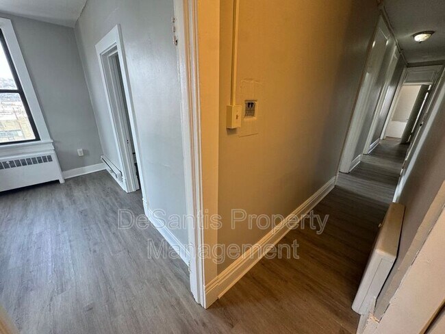 Building Photo - 810 Amity St