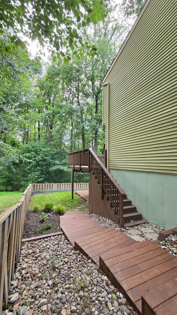 Building Photo - Beautiful Newington Forest Townhome