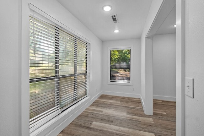Building Photo - 4024 E Wagon Wheel Rd