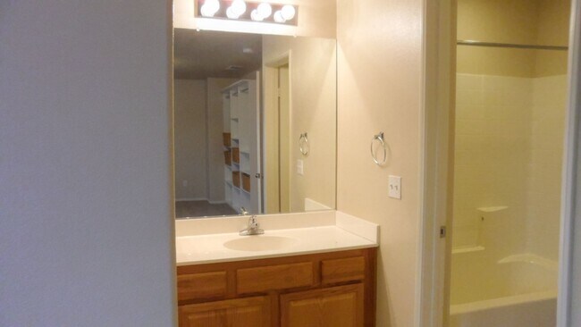 Building Photo - Charming 2 Bed/2 Bath Townhouse In Redlands!