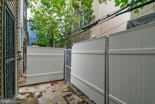 Building Photo - 2238 Oakford St