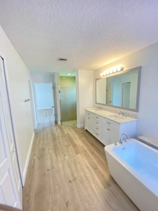 Building Photo - 4593 Bucida Rd