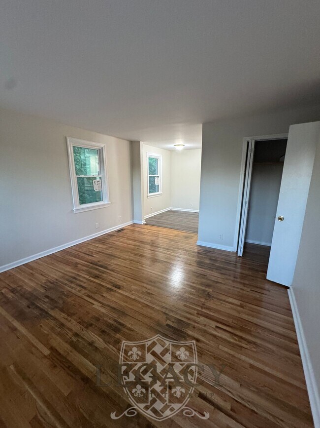 Building Photo - 2316 Woodridge Dr