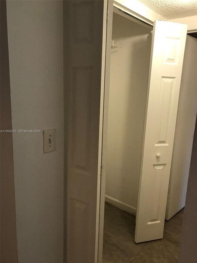 Building Photo - 16465 NE 22nd Ave